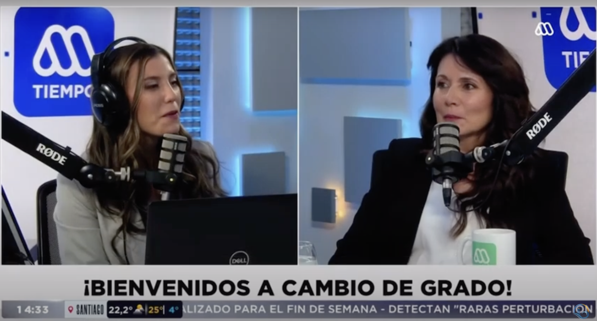 carolina Martínez conversa en los estudios de Mega Tiempo en canal Megavisión.